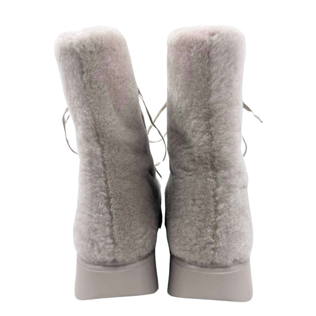 Stuart Weitzman 8 Tan Shearling Boots